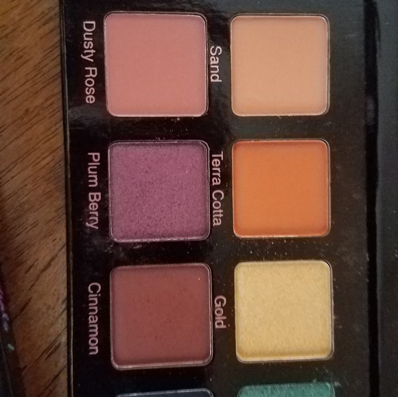 Violet Viss Essentials 1 & 2 Pallettes - Picture 4 of 5